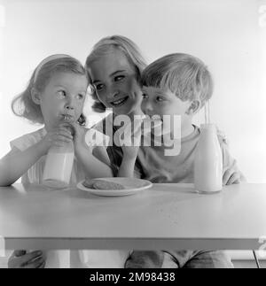 Publicité pour les biscuits McVitie -- modèles posant comme mère et deux enfants (Jane Hancock, Merrill Colbrook et John Munder Brown). Banque D'Images