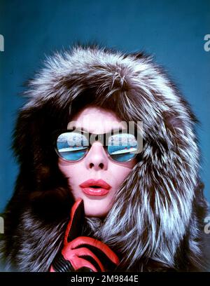 Tatler Cover photoshoot se concentrant sur les lunettes de soleil. Une variante de ce photoshoot particulier a été utilisée pour la couverture du numéro de Tatler du 4 novembre 1959. Banque D'Images