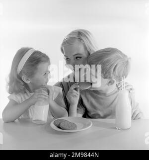 Publicité pour les biscuits McVitie -- modèles posant comme mère et deux enfants (Jane Hancock, Merrill Colbrook et John Munder Brown). Banque D'Images