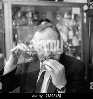 Publicité pour le chocolat de Cadbury -- modèle masculin (Jack Todd) posé dans un magasin d'antiquités. Banque D'Images