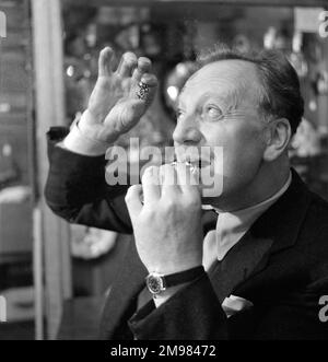 Publicité pour le chocolat de Cadbury -- modèle masculin (Jack Todd) posé dans un magasin d'antiquités. Banque D'Images