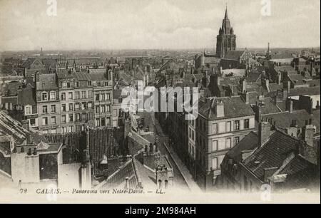 Calais, France - une vue panoramique aérienne sur les toits et les rues avec la tour de l'Église notre-Dame en arrière-plan. Banque D'Images