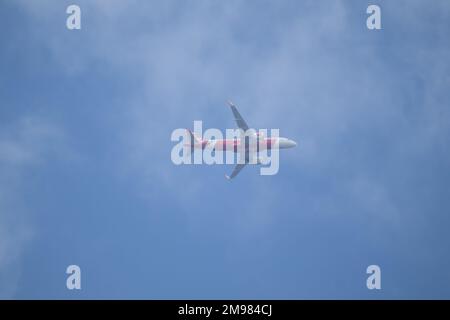 Chiangmai, Thaïlande - 25 novembre 2022 : 9m-RAJ Airbus A320-200 d'AirAsia. Quittez l'aéroport de Chiangmai pour Kuala lumpur, Malaisie. Banque D'Images