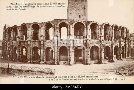 L'amphithéâtre romain d'Arles, construit en 90AD, pouvait accueillir plus de 20 000 spectateurs. Au Moyen-âge, quatre tours, comme celle montrée ici, ont été ajoutées à l'arène et elle est devenue une citadelle protégeant 200 maisons, chapelles et une place publique. Banque D'Images