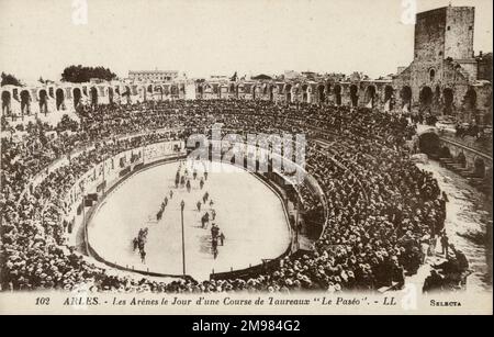 Arles, France - ancien amphithéâtre romain du sud de la France utilisé comme arène de corrida. La première de ces courses des taureaux qui se tient à l'Amphithéâtre d'Arles a eu lieu en 1830 pour célébrer la prise d'Alger. Banque D'Images