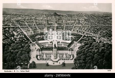 La ville allemande de Karlsruhe a été prévue comme 32 rues rayonnant de la tour centrale du palais Schloss, lui gagnant le surnom de Facherstadt - ville de ventilateur - parce que le design de la ville ressemble à un ventilateur quand vu d'en haut. Banque D'Images