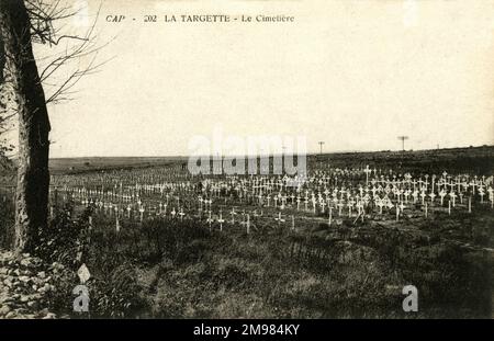 La zone de la Targette du cimetière militaire de Neuville-Saint-Vaast, situé dans le pas de Calais, dans le nord de la France. Elle détient principalement les tombes des soldats tués lors de la deuxième bataille d'Artois, en mai 1915. Le cimetière a ouvert ses portes en 1919 et contient les restes de 42 000 soldats tués au cours de la première Guerre mondiale. Banque D'Images