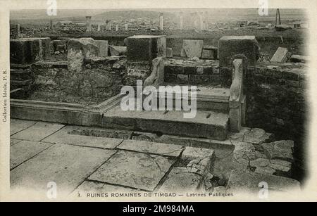 Les ruines de ce qui était autrefois Timgad, une ville coloniale romaine en Algérie, fondée par l'empereur Trajan vers 100AD. La ville est connue pour être l'un des meilleurs exemples de survie du plan de grille dans l'urbanisme romain, et a été saccagé par les Vandales au 5th siècle. Les latrines publiques sont visibles. Banque D'Images