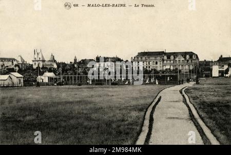 Des courts de tennis animés et un chemin traversant les champs de la station balnéaire de Malo-les-bains, près de la ville de Dunkerque (Dunkerque), au nord de la France. Banque D'Images