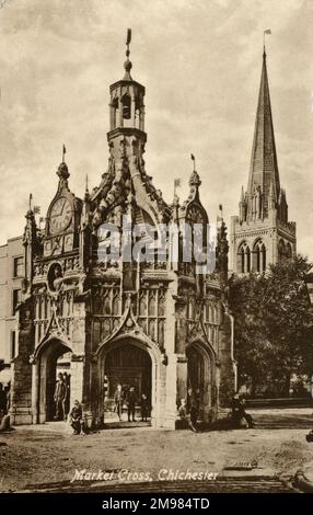 Chichester Cross est une croix de marché perpendiculaire élaborée dans le centre de la ville de Chichester, construite par Edward Story, évêque de Chichester de 1477 à 1503, le style et les ornements de l'édifice suggèrent qu'il peut dater du règne d'Edward IV La Croix du marché est construite en pierre de Caen, la colonne centrale semble continuer à travers le toit, et est soutenue sans par huit contreforts volants Banque D'Images