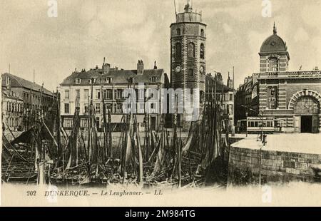 Dunkerque, France. La tour Leughenaer est une tour octogonale de 30 mètres de haut dans le centre de Dunkerque. Construite en 1450, cette tour est le plus ancien monument de la ville. Il a été construit par Jacques Desfontaines, donnant sur le port. L'image est du port rempli de petits bateaux à voile. Banque D'Images