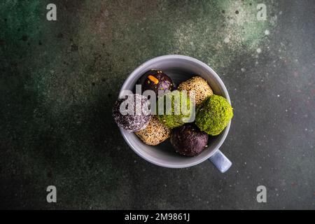 Vue en hauteur de plusieurs boules de lave-pakhlava dans une tasse Banque D'Images