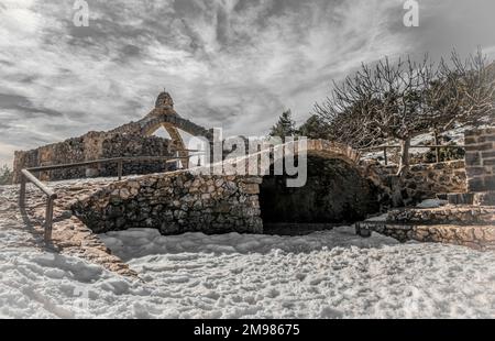 Cava Gran ou Cava Arquejada devait stocker de la neige pour produire et ensuite commercialiser de la glace. La structure se trouve au milieu de la montagne de Mariola nat Banque D'Images