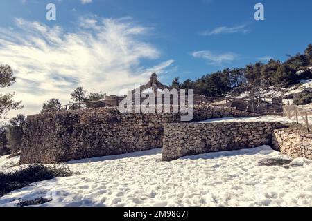 Cava Gran ou Cava Arquejada devait stocker de la neige pour produire et ensuite commercialiser de la glace. La structure se trouve au milieu de la montagne Banque D'Images