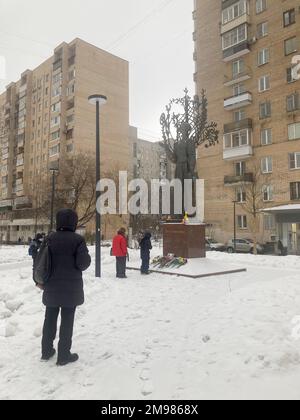 Moskau, Russie. 17th janvier 2023. Après l'attaque de missiles russes sur la ville de Dnipro en Ukraine avec au moins 40 victimes, des inconnus laboudent des fleurs à un monument de Moscou. Il y avait aussi une photo encadrée de l'immeuble détruit à Dnipro. Le monument situé au centre de la capitale russe commémore le poète ukrainien Lessya Ukrayinka. Credit: Hannah Wagner/dpa/Alay Live News Banque D'Images