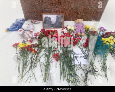 Moskau, Russie. 17th janvier 2023. Des fleurs et une photo encadrée de l'immeuble d'appartements détruit à Dnipro se trouvent devant un monument à la suite de l'attaque de missile russe sur la ville de Dnipro en Ukraine qui a tué au moins 40 personnes. Le monument situé au centre de la capitale russe commémore le poète ukrainien Lessya Ukrajinka. Credit: Hannah Wagner/dpa/Alay Live News Banque D'Images