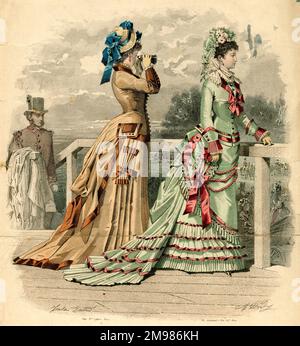 Assiette de costume, deux femmes en marche, avec un serviteur masculin en présence. Banque D'Images