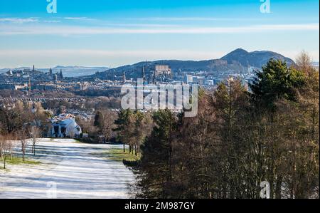 Édimbourg, Écosse, Royaume-Uni, 17 janvier 2023. UK Météo : froid et givré au soleil. Une vue sur la ville depuis un point de vue sur le château d'Édimbourg, Calton Hill et Arthur's Seat Hill et au-delà à East Lothian avec un parcours de golf couvert de neige et de gel. Crédit : Sally Anderson/Alamy Live News Banque D'Images