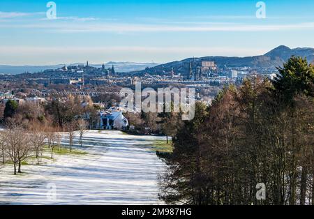 Édimbourg, Écosse, Royaume-Uni, 17th janvier 2023. Météo au Royaume-Uni : froid et givré au soleil. Vue sur le château d'Édimbourg, Calton Hill et Arthur's Seat Hill et au-delà de East Lothian avec un parcours de golf couvert de neige et de gel. Crédit : Sally Anderson/Alay Live News Banque D'Images