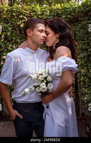 La triste mariée ukrainienne embrasse un jeune mari qui est envoyé en guerre. Une histoire d'amour triste. La guerre en Ukraine et des destins cassés Banque D'Images