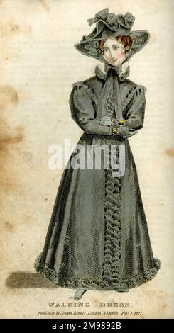 Femme dans une robe de marche. Banque D'Images