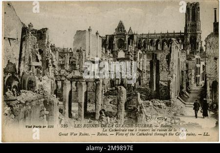 Reims, France - ruines lors du bombardement de WW1, montrant la cathédrale et d'autres bâtiments. Banque D'Images