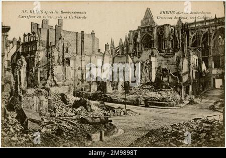 Reims, France - ruines pendant les bombardements de WW1, montrant la cathédrale et le carrefour. Banque D'Images