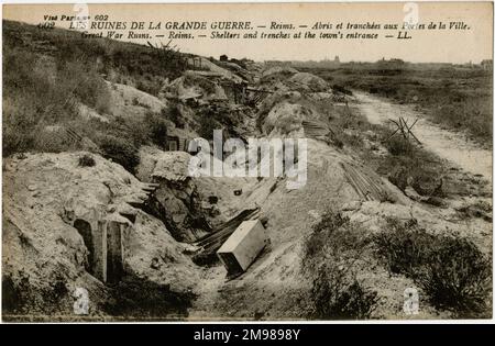 Reims, France - ruines pendant les bombardements de WW1, montrant des abris et des tranchées à l'entrée de la ville. Banque D'Images