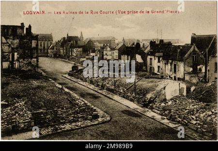 Louvain (Louvain), Belgique - dégâts dans la rue Courte en WW1, vue de la place principale (Grande place). Banque D'Images