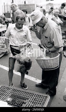 Marché de rue avec vendeur d'oeufs et de volaille à Sainte-Foy-Tarentaise, Savoie, France. Banque D'Images