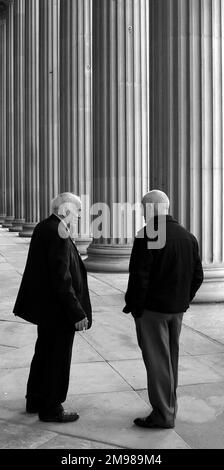 Deux hommes âgés en conversation, Liverpool, Angleterre. Banque D'Images