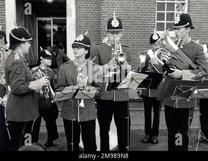 Groupe de jeunes bandmen en uniforme, se préparer à jouer. Banque D'Images