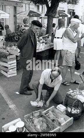 Marché de rue avec vendeur d'oeufs et de volaille à Sainte-Foy-Tarentaise, Savoie, France. Banque D'Images