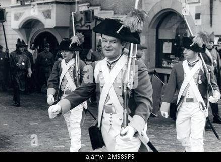 Hommes portant un costume militaire historique, marchant à travers une Lucerne street.in, Suisse. Banque D'Images