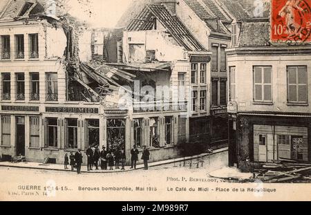 Bombardement de Bergues, France, montrant le café du midi sur la place de la République, mai 1915. Banque D'Images