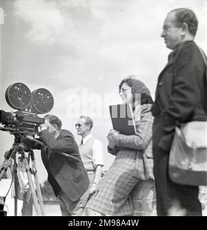 Leslie Howard (1893-1943), comédien anglais, avec Georges Perinal (1897-1965), cinéaste français, et Adrian Brunel (1892-1958), réalisateur et scénariste anglais, sur place tout en travaillant sur le tournage du premier des rares, dans lequel Howard a joué le designer Spitfire RJ Mitchell. Banque D'Images