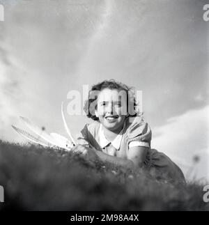 Girl on a Hillside -- l'une des images prises par Adams pour la campagne britannique d'après-guerre en temps de paix. Banque D'Images
