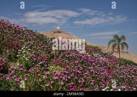 Vue sur les tombes des Nobles depuis le Nil à Assouan, en haute-Égypte Banque D'Images