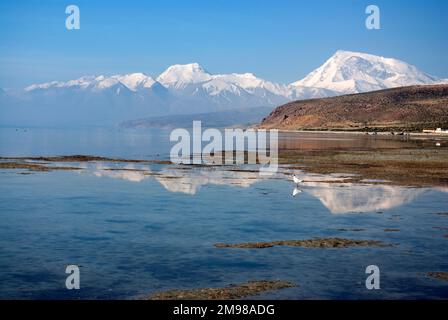 Le mont Kailash se reflète dans le lac Mansarovar, région autonome du Tibet, en Chine Banque D'Images