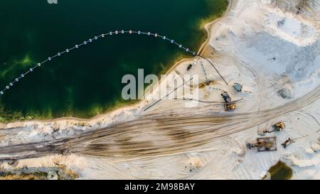 Vue aérienne des machines et de l'équipement minier près du lac bleu profond Banque D'Images