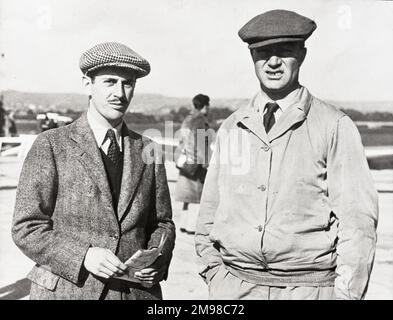 C.A.C. Scott, à droite, et son copilote Giles Guthrie avant le début de la course de Schlesinger Portsmouth à Johannesburg qui a commencé le 29 septembre 1936. Banque D'Images