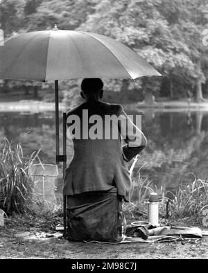 Pêche dans la pluie Wanstead Park, est de Londres. Banque D'Images