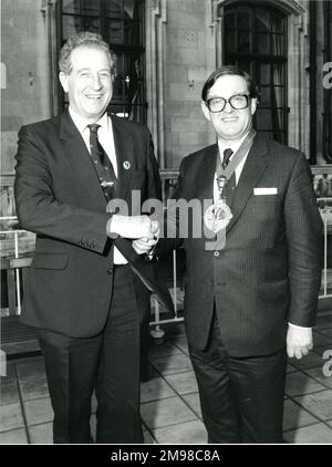 Dr John William Fozard, OBE, Feng, FRAeS, 1928-1996, Président de Raes 1986-1987, à droite, avec Thomas Henry Kerr, CB, CEng, FRAeS, président de Raes 1985-1986 sur la terrasse à l'arrière de la place Hamilton n°4. Banque D'Images