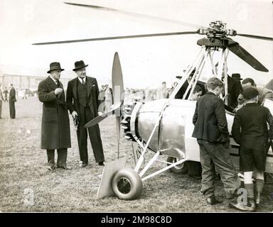 Le 8 mai, le vicomte Swinton, à gauche, et Frederick Handley page inspectent un Kay Gyroplane à la Royal Aeronautical Society Garden Party de 1938 à l'aérodrome de Fairey Aviation, Great West Road, Hayes, Middlesex. Banque D'Images