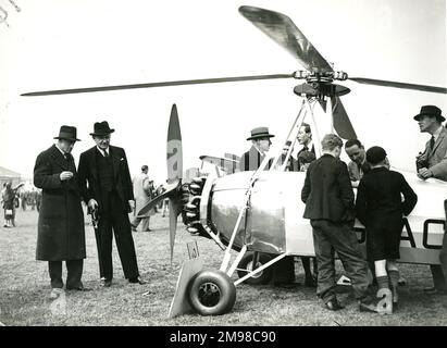 Le 8 mai, le vicomte Swinton, à gauche, et Frederick Handley page inspectent un Kay Gyroplane à la Royal Aeronautical Society Garden Party de 1938 à l'aérodrome de Fairey Aviation, Great West Road, Hayes, Middlesex. Banque D'Images