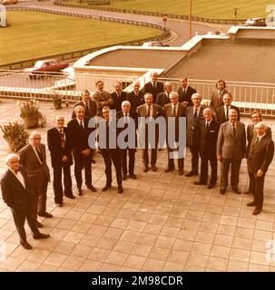 Le Conseil 1974-1975 de la Royal Aeronautical Society sur la terrasse au numéro 4 de Hamilton place, 24 avril 1975. Banque D'Images