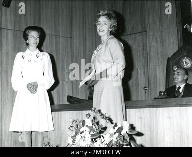 HRH la princesse Anne a visité le siège social de la Royal Aeronautical Society au N° 4 Hamilton place, Londres, le 20 mai 1974 pour présenter le Whitney Straight Award, une sculpture de Dame Barbara Hepworth, à Mme Yvonne Sintes, au centre, En reconnaissance de sa contribution à l'aviation civile en tant qu'officier de l'ATC et pilote commercial. Barry Laight, Président de Raes 1974-1975 regarde. Le Whitney Straight Award a été remis en 1967 par Air Cdre Whitney Straight, vice-président de Rolls-Royce, pour reconnaître la réussite et le statut des femmes dans le domaine de l'aviation. Banque D'Images