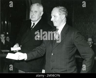 Lord Ventry, à gauche, et W.N. Alcock reçoit R38 prix du Fonds commémoratif à l'AGA de la Royal Aeronautical Society le 5 mai 1955. Banque D'Images