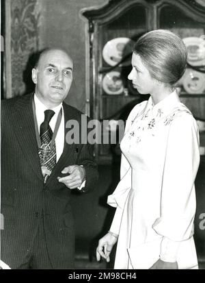 HRH la princesse Anne a visité le siège social de la Royal Aeronautical Society au numéro 4 de Hamilton place, Londres, le 20 mai 1974 pour présenter le Whitney Straight Award, une sculpture de Dame Barbara Hepworth, À Mme Yvonne Sintes en reconnaissance de sa contribution à l'aviation civile en tant qu'officier ATC et pilote commercial. Elle est avec Barry Laight, président de Raes 1974-1975. Le Whitney Straight Award a été remis en 1967 par Air Cdre Whitney Straight, vice-président de Rolls-Royce, pour reconnaître la réussite et le statut des femmes dans le domaine de l'aviation. Banque D'Images