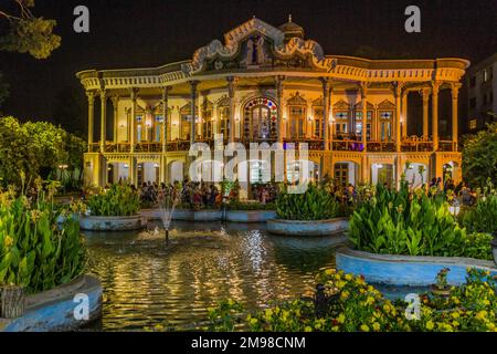 SHIRAZ, IRAN - 8 JUILLET 2019 : vue en soirée de la maison Shapouri à Shiraz, Iran Banque D'Images